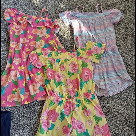 ALOT OF CLOTHES - Picture 8 of 12